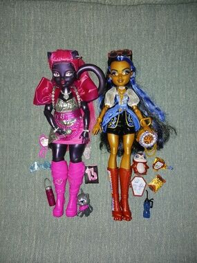 Monster High Dolls Catty Noir and Robecca Steam
